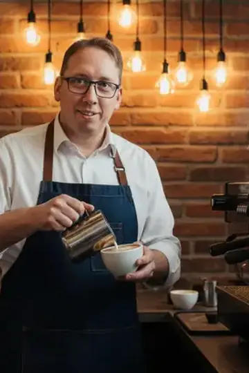 KI-Look Specialty-Barista: Als Barista beim Latte Art.