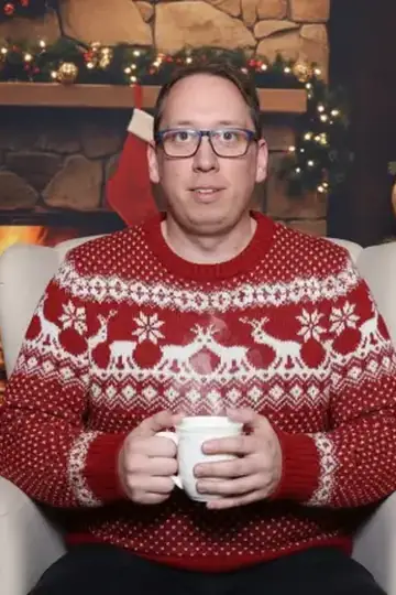 KI-Look Weihnachten Kamin: Weihnachten am Kamin, im Strickpullover mit Tasse.