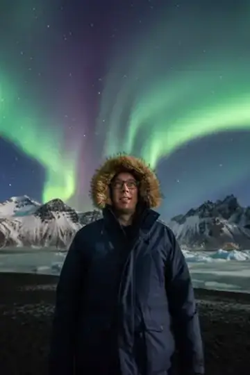 KI-Look Island Polarlicht: Unter dem Polarlicht in Island.