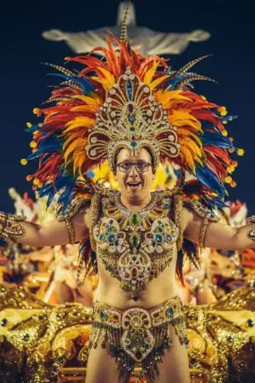KI-Look Karneval Rio: Mit Federschmuck beim Karneval in Rio.