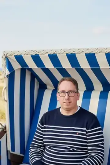 KI-Look Ostsee Strandkorb: Im Strandkorb an der Ostsee.