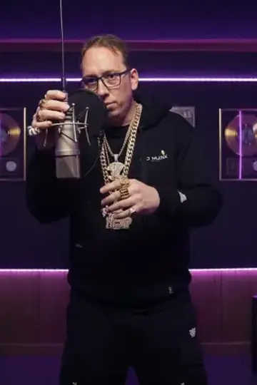 KI-Look Rapper Studio: Im Tonstudio am Mikrofon, mit Goldkette und violettem Licht.
