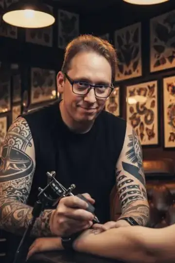 KI-Look Tattoo-Artist: Als Tätowierer im Studio, mit der Maschine in der Hand.